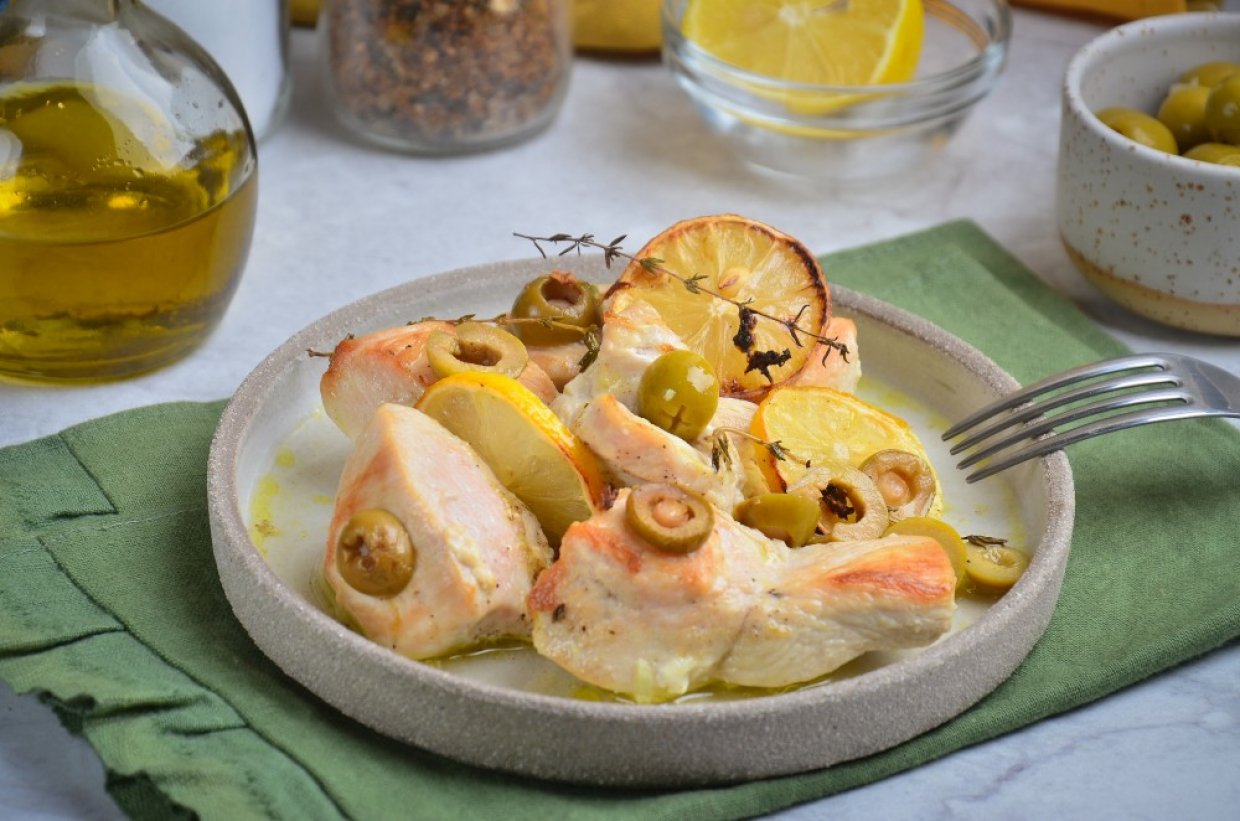 Запечене куряче філе з лимоном та оливками