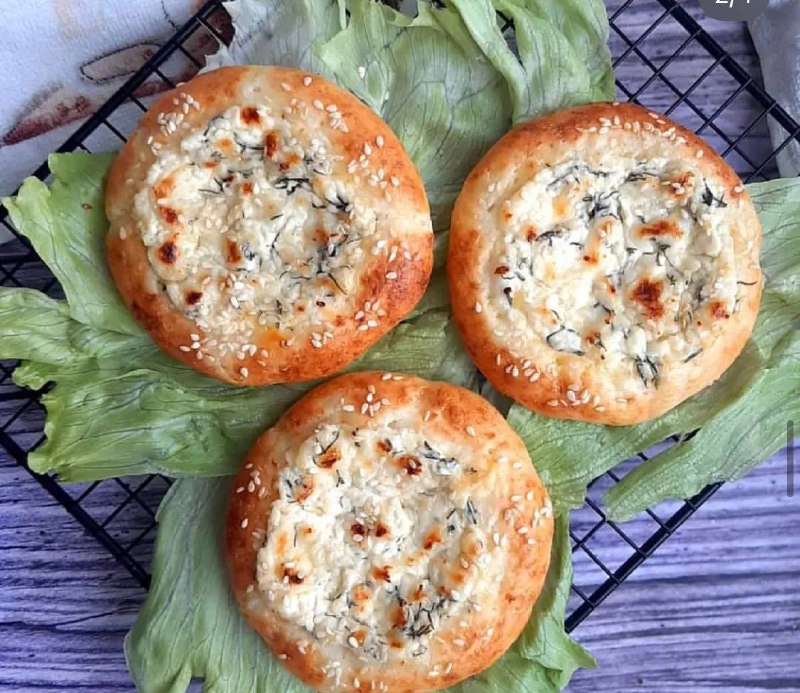 Творожные ватрушки с сыром и чесноком