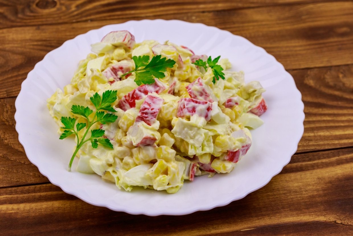 Салат з крабовими паличками та картоплею