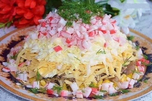 Салат з крабовими паличками та грибами