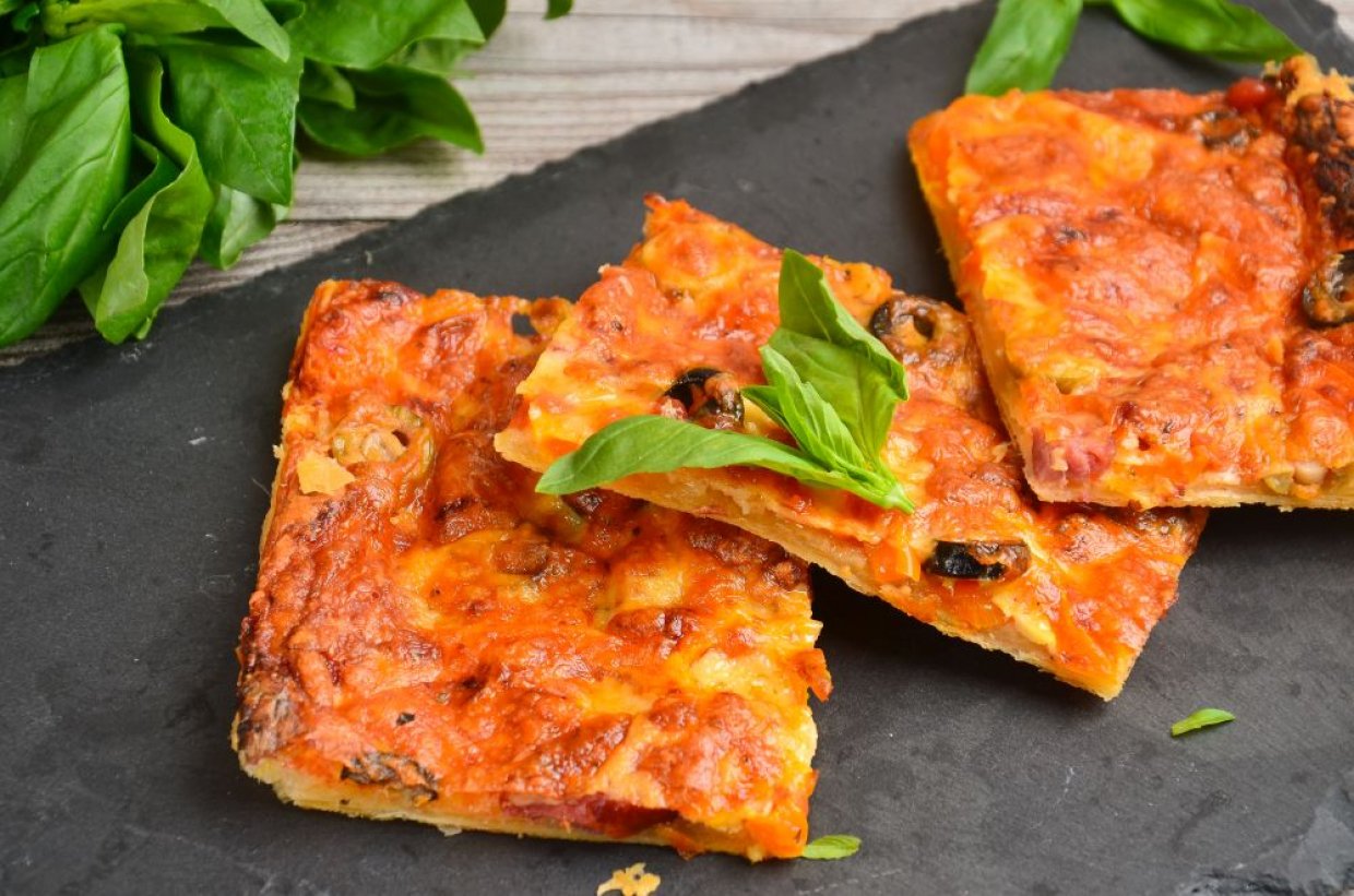 Піца з мисливськими ковбасками та маслинами