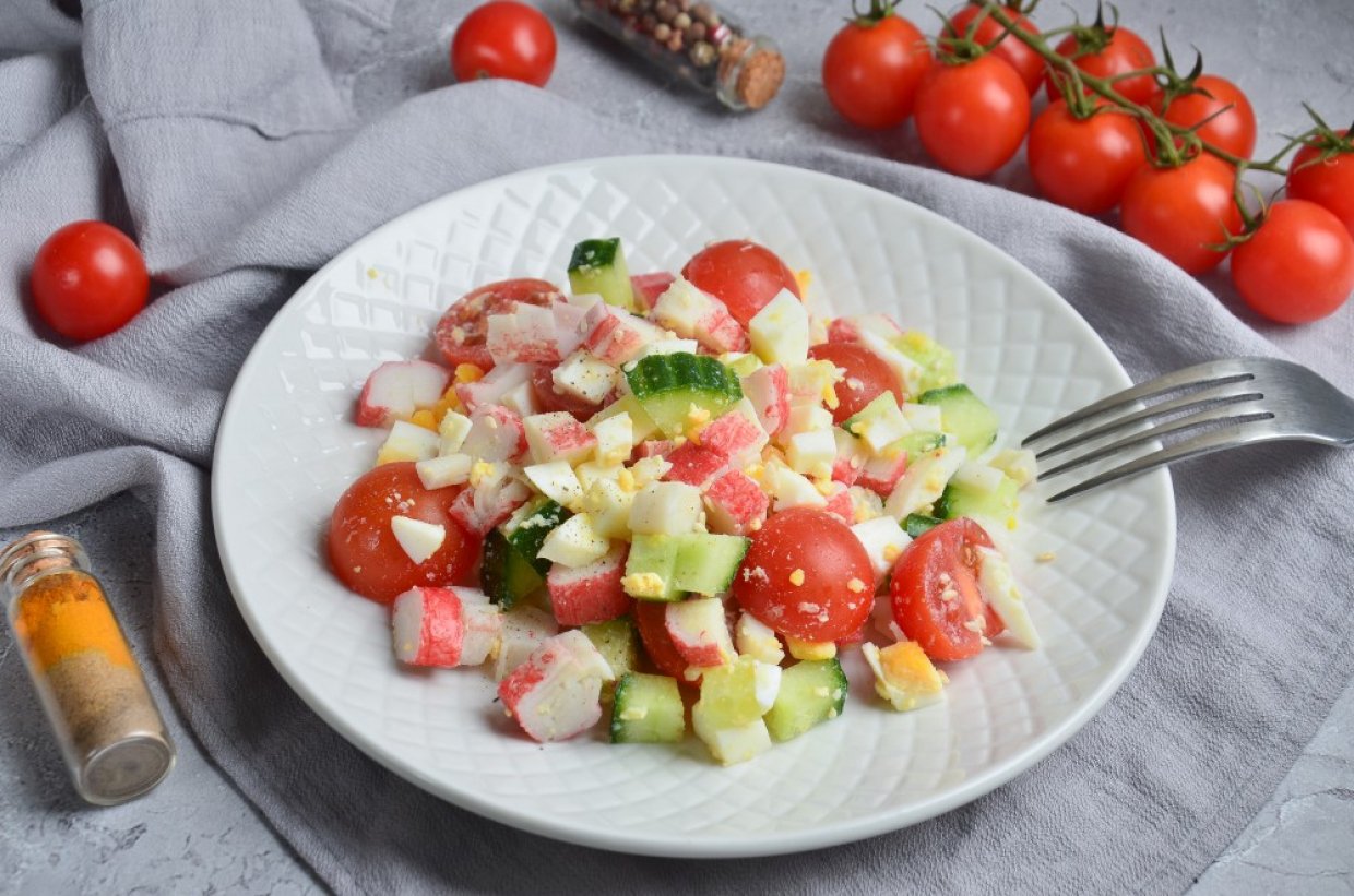 Крабовий салат з чері та кунжутом.