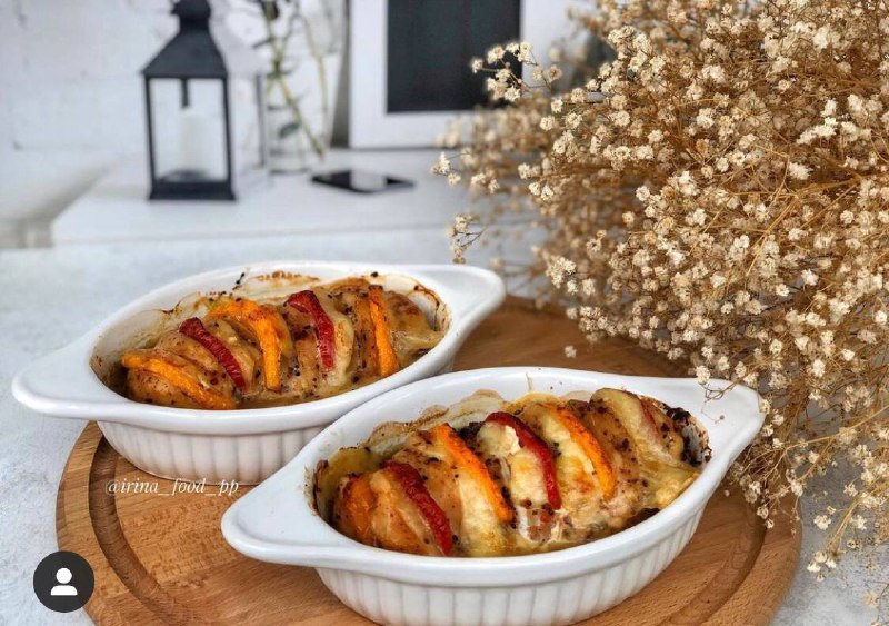 Курячі човники з помідорами та моцарелою