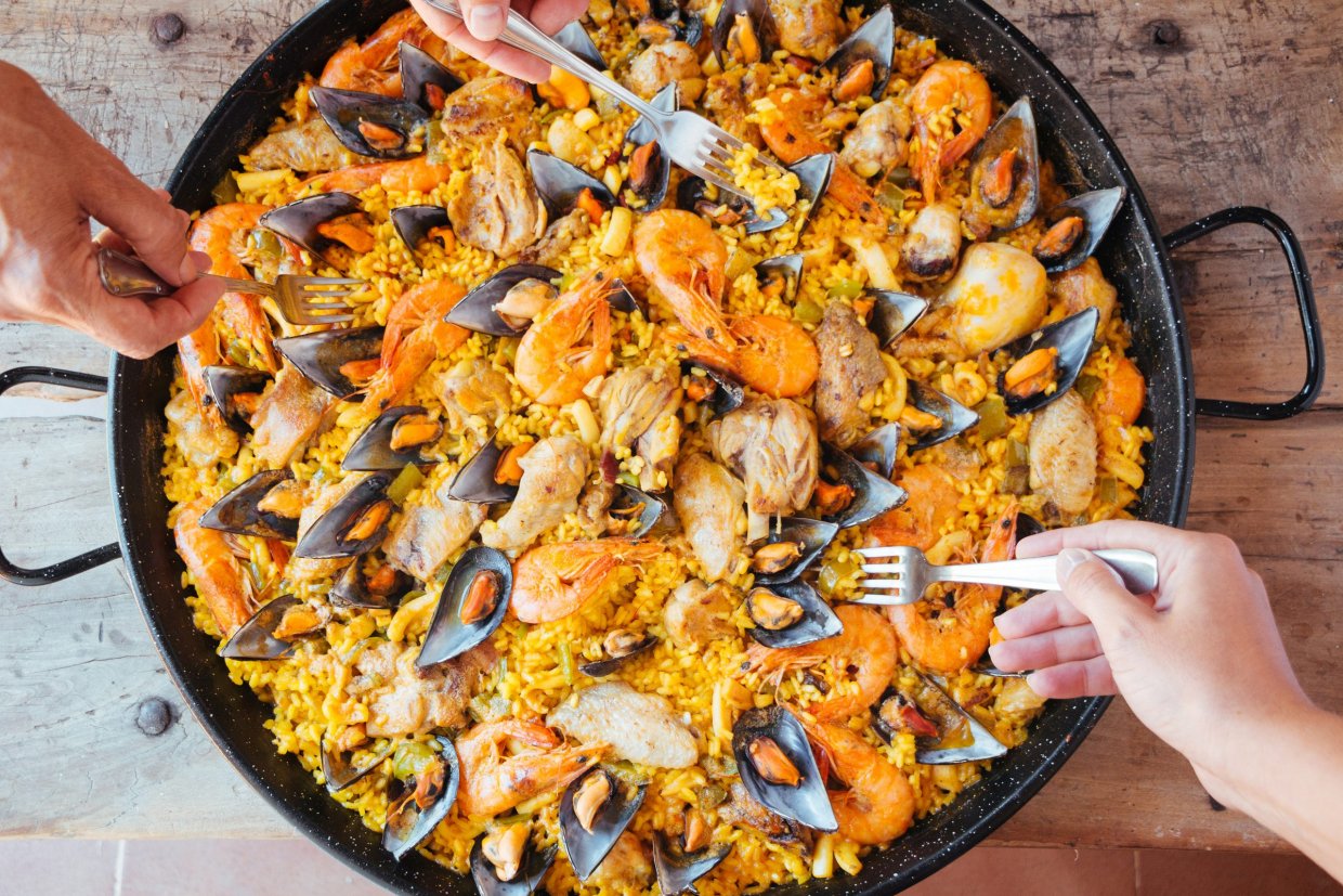 Паелья з морепродуктами та куркою