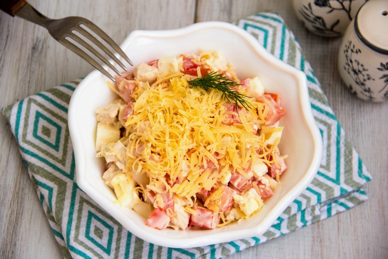 Салат з помідорами та копченою куркою