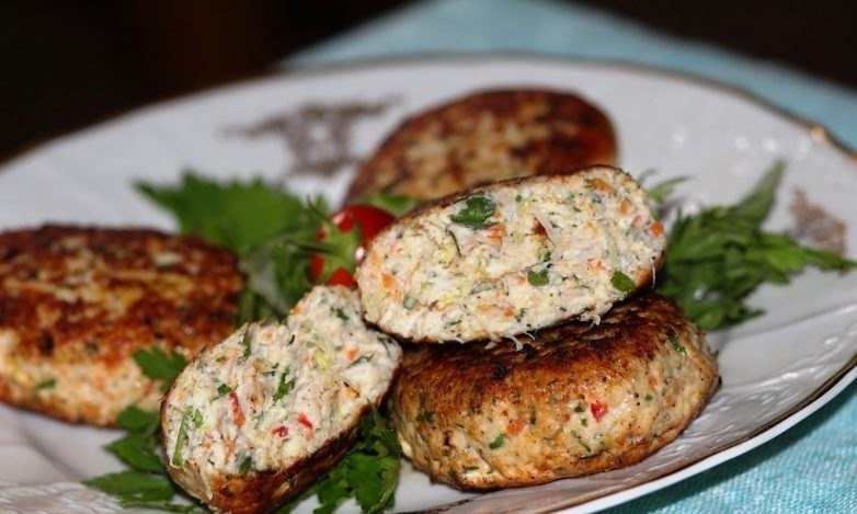 Курячі котлетки з сиром та овочами
