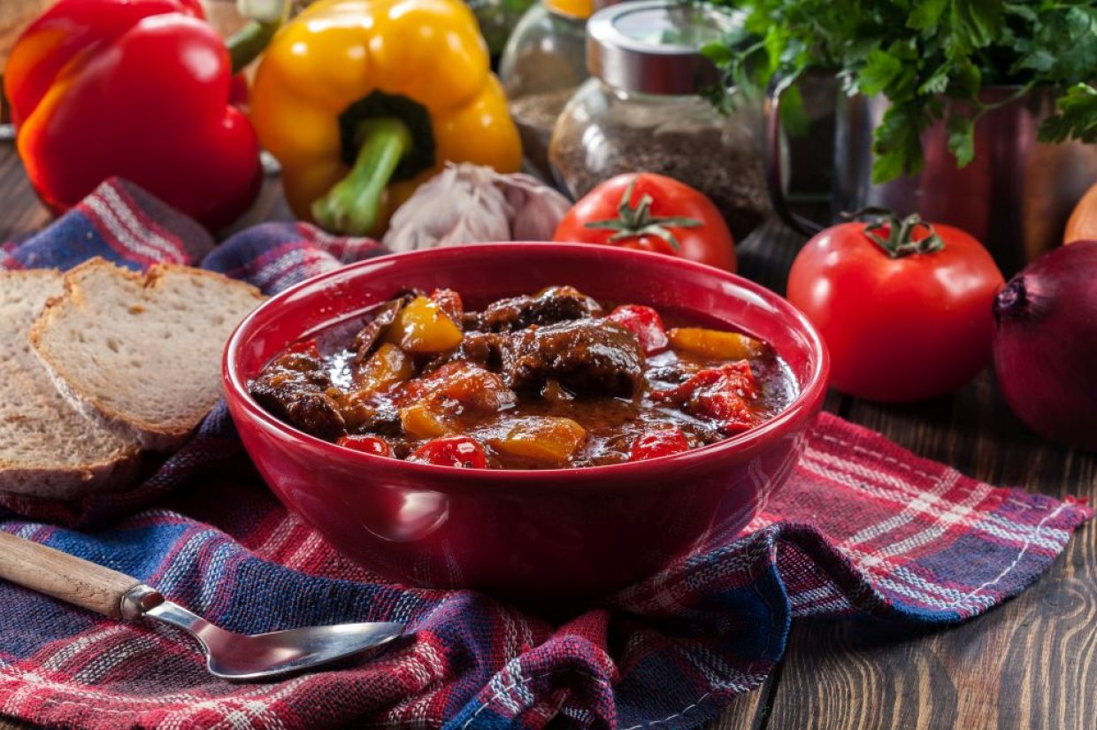 Гуляш з яловичини з овочами та соєвим соусом