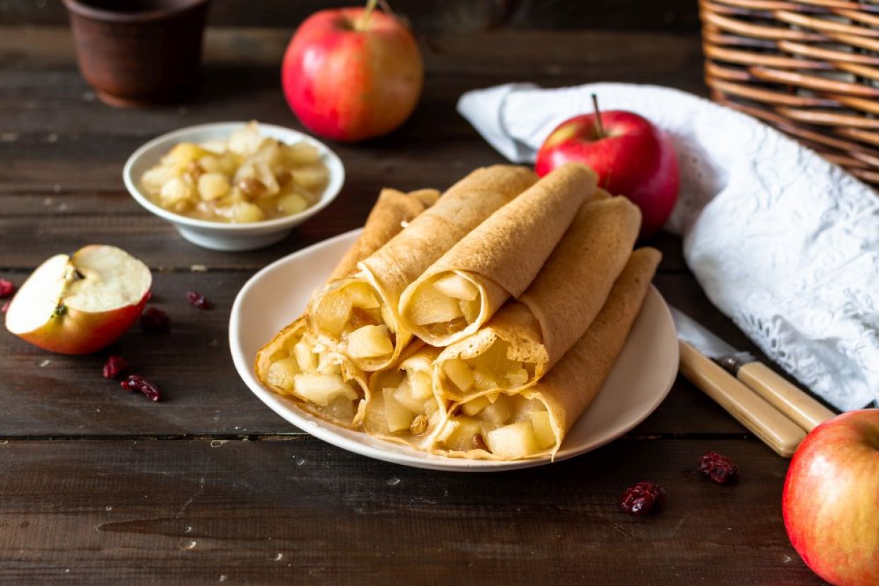 Млинці на молоці з яблуками