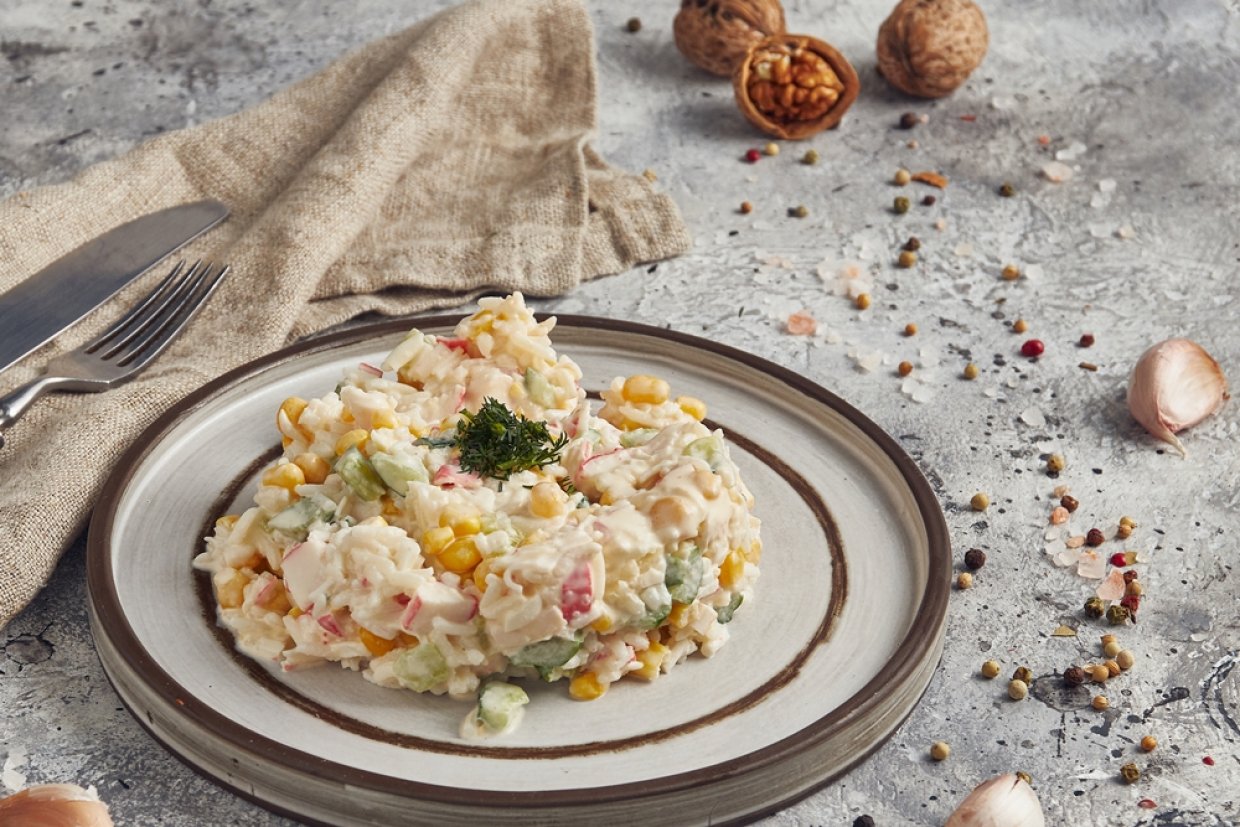 Салат з крабовими паличками та горіхами