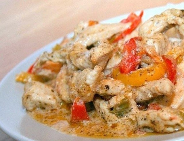 Тушкована курка з овочами