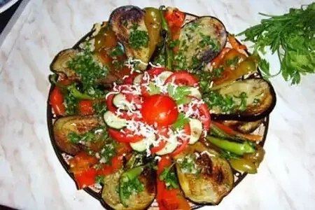 Болгарский овощной салат