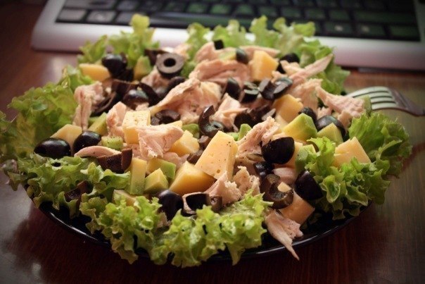Курячий салат з сиром та оливками