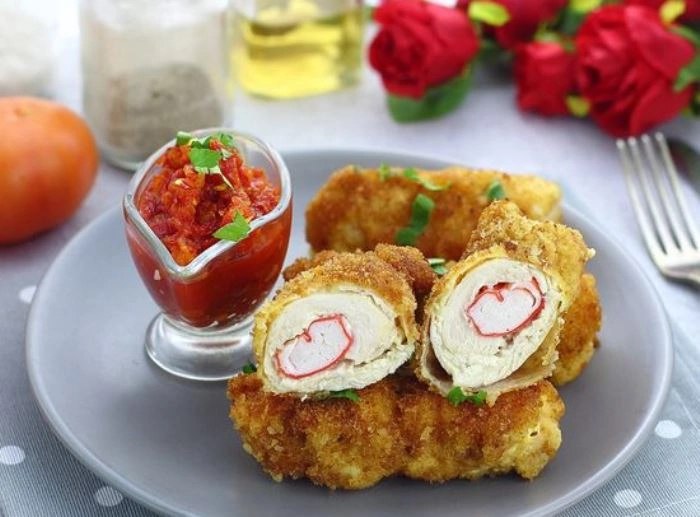 Соковиті курячі рулетики з крабовими паличками та сиром