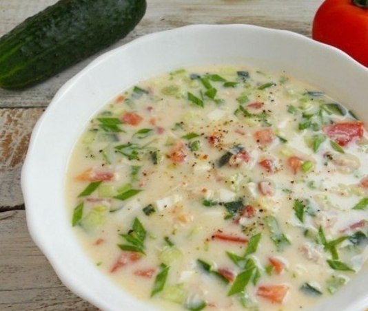 Окрошка з куркою та помідорами