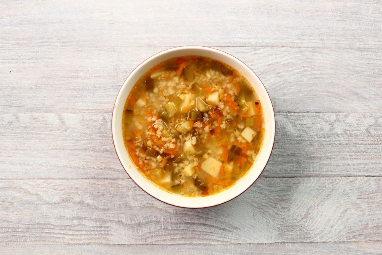 Класичний рибний розсольник з перловкою та солоними огірками