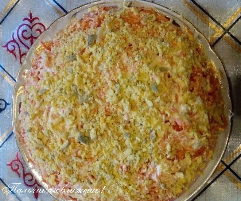 Салат із курячого філе з яйцем, яблуком, ківі та сиром