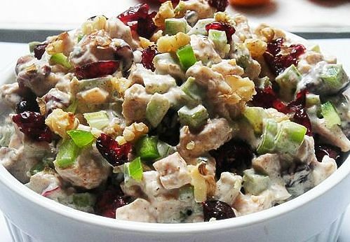 Салат з курки з журавлиною та горіхами