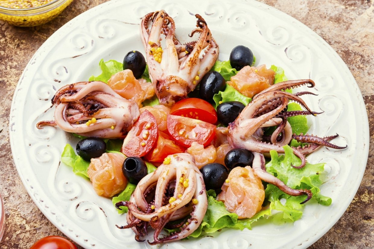 Салат з морепродуктами та маслинами