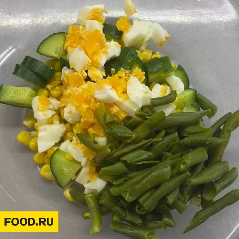 Легкий корисний салат з огірком та стручковою квасолею