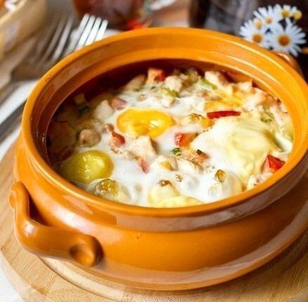 Яйця, запечені з куркою та овочами