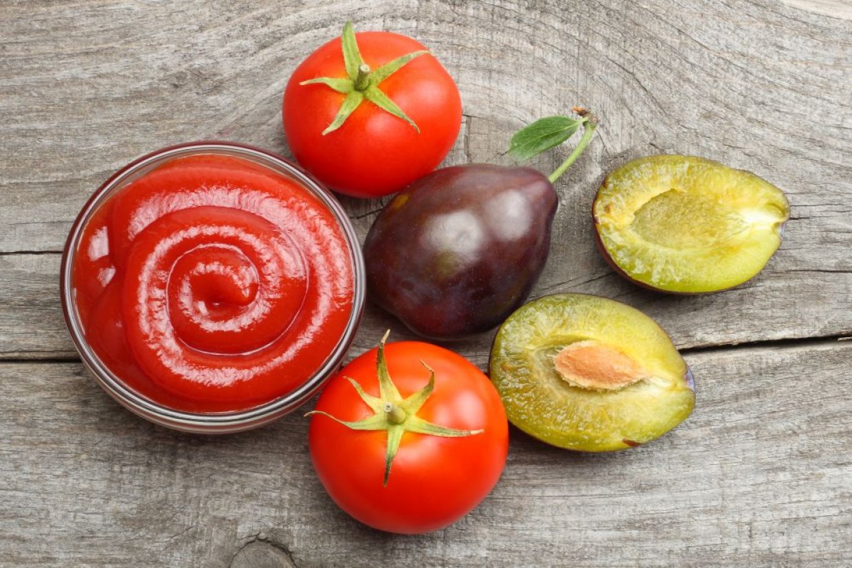 Класичний ткемалі зі сливи та помідорів на зиму.