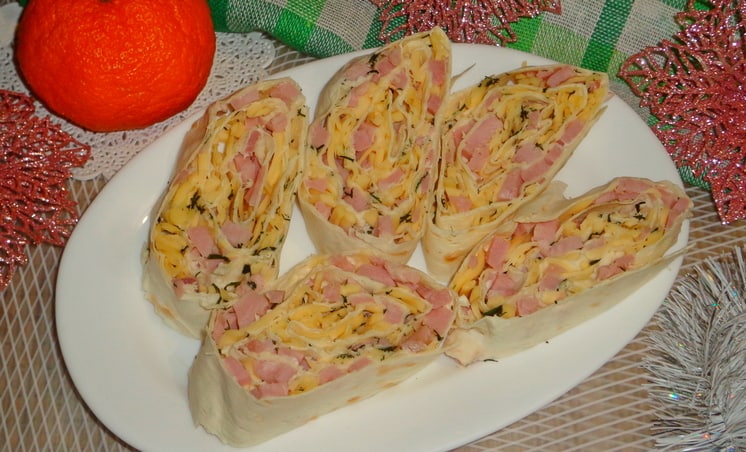 Рулет из лаваша с ветчиной и сыром