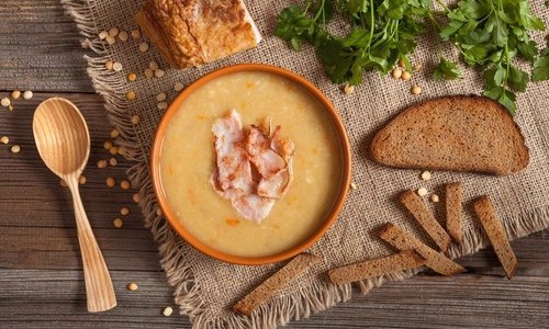 Горохова каша з тушонкою