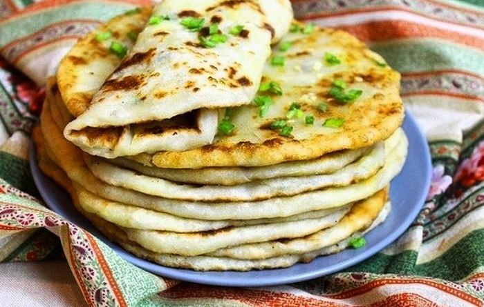 Картопляні коржики з сиром та зеленню на сковороді