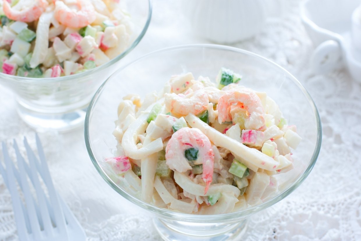 Салат з крабовими паличками та морепродуктами