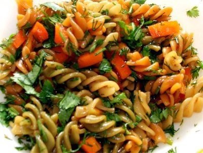 Теплий салат із макаронами