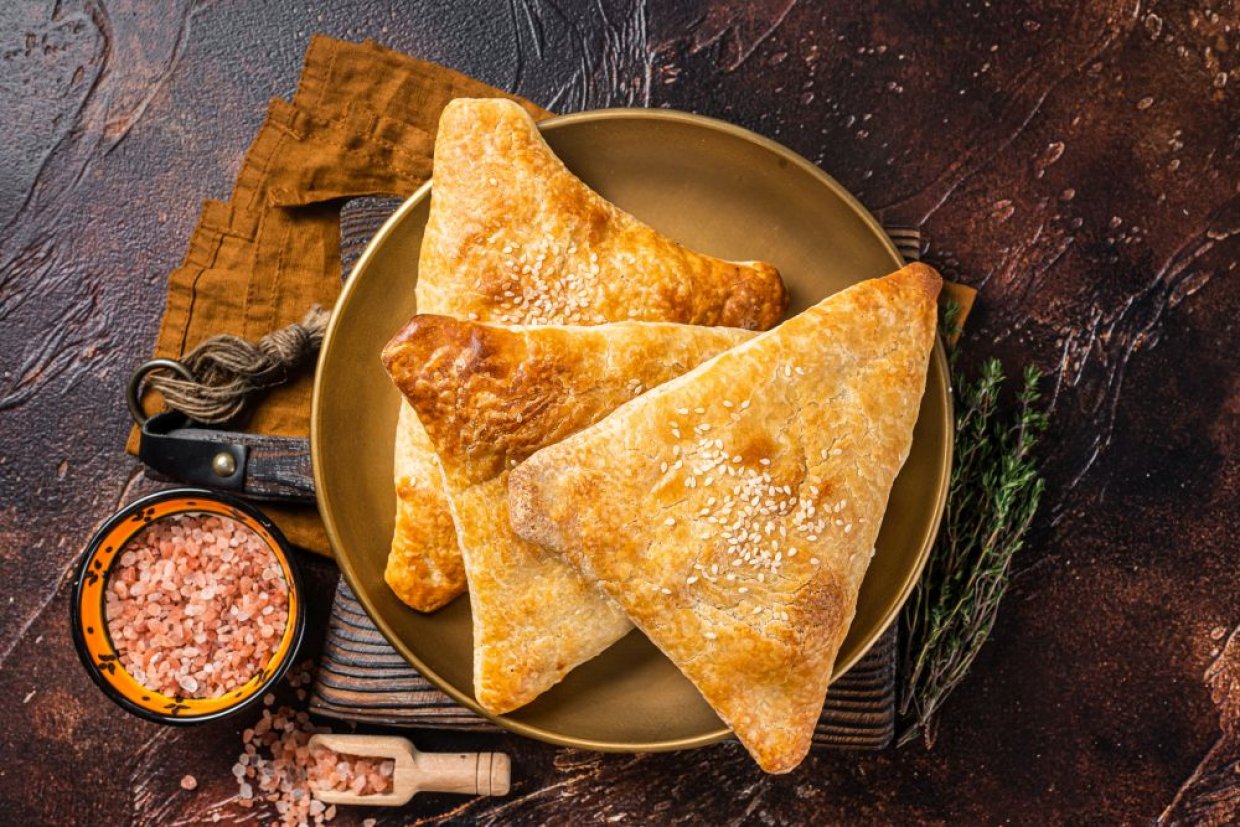 Самса с сыром и колбасой