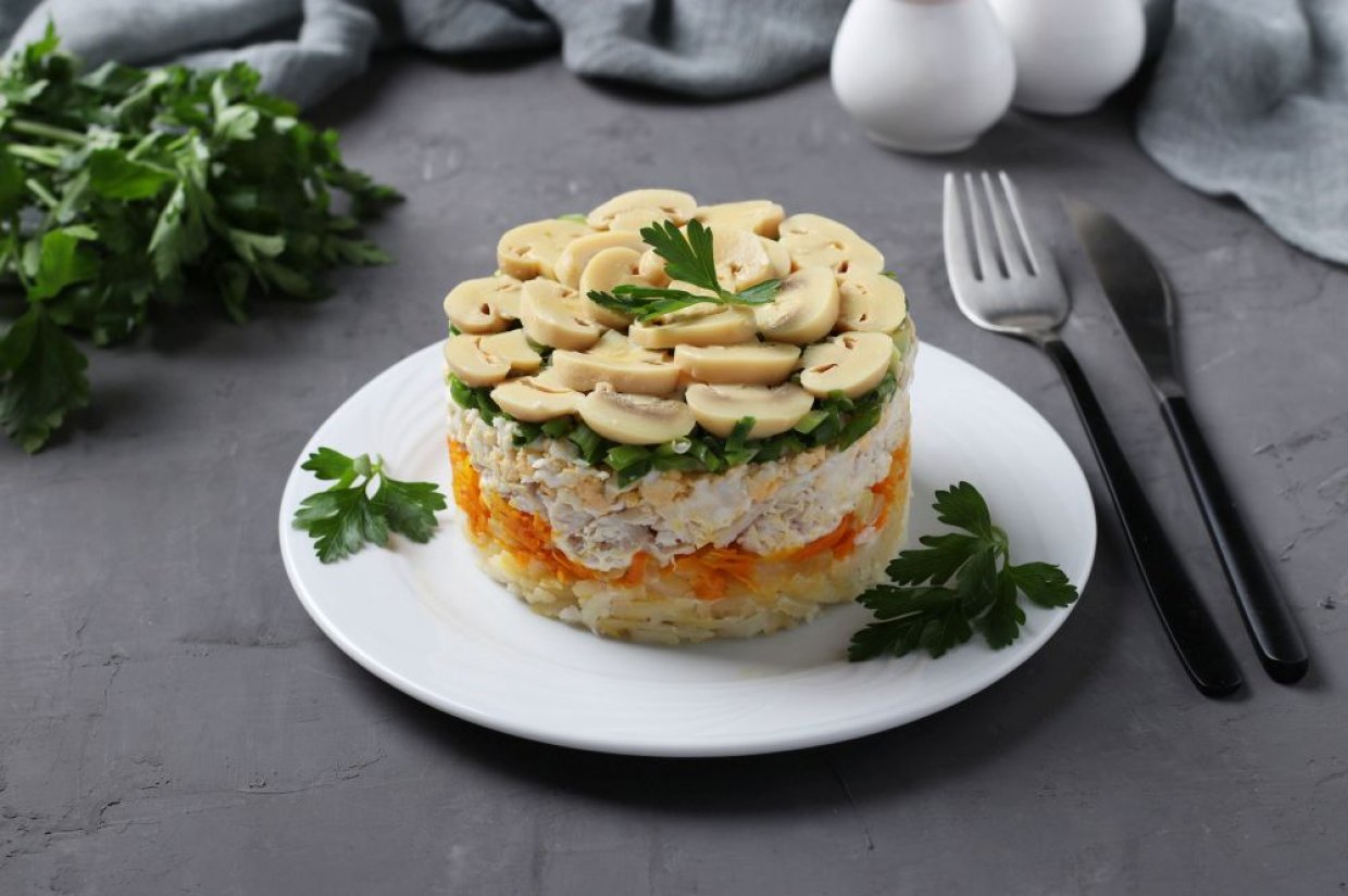 Листковий салат з куркою, грибами та зеленою цибулею