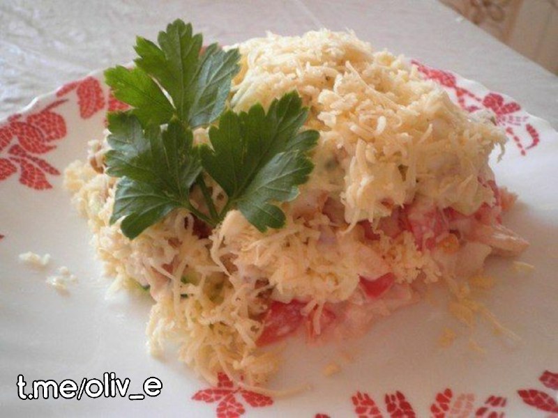 Салат із курячого філе із сухариками