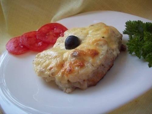 Свинина под сыром и ананасами