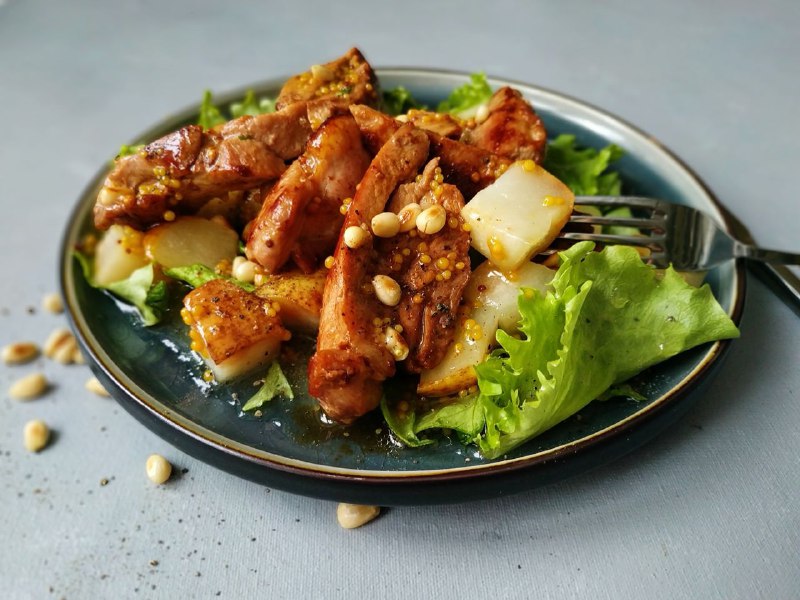 Салат с индейкой и грушей