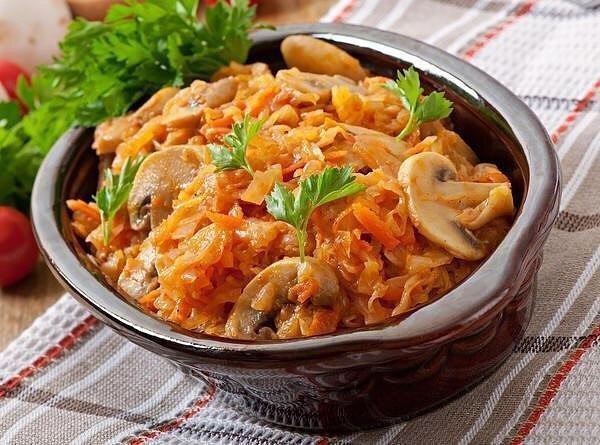 Тушкована капуста з грибами та солодким перцем