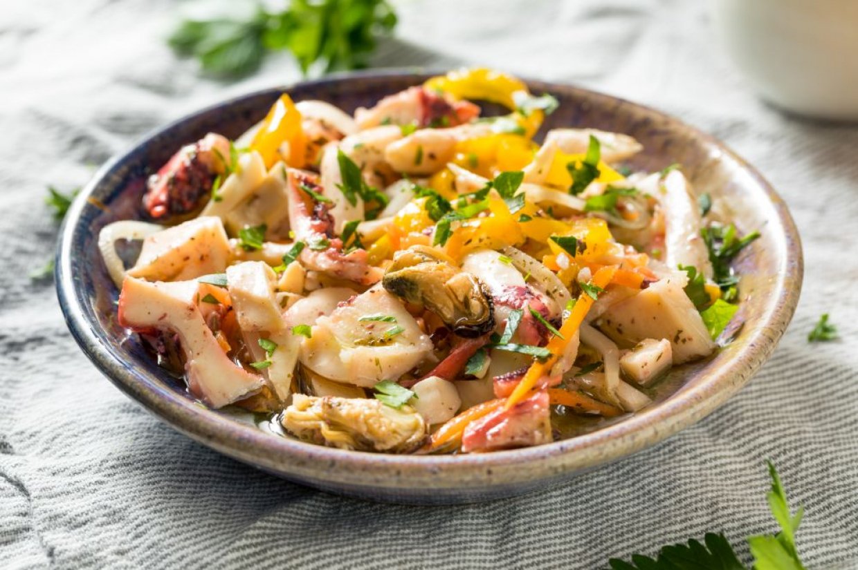 Салат з морепродуктами та болгарським перцем