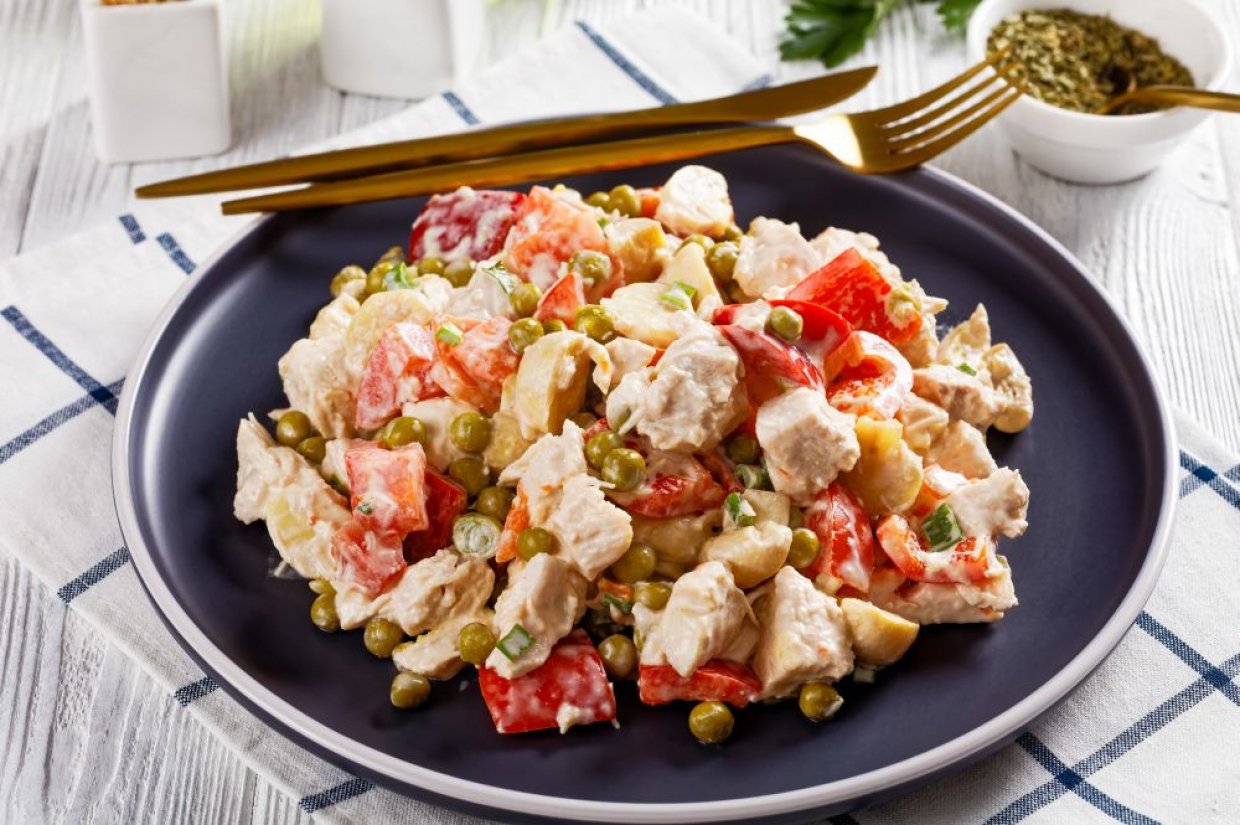 М’ясний салат з куркою, маринованими грибами та овочами.