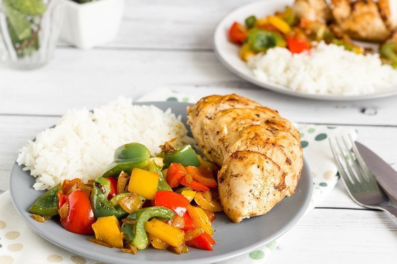 Курячі грудки з овочами