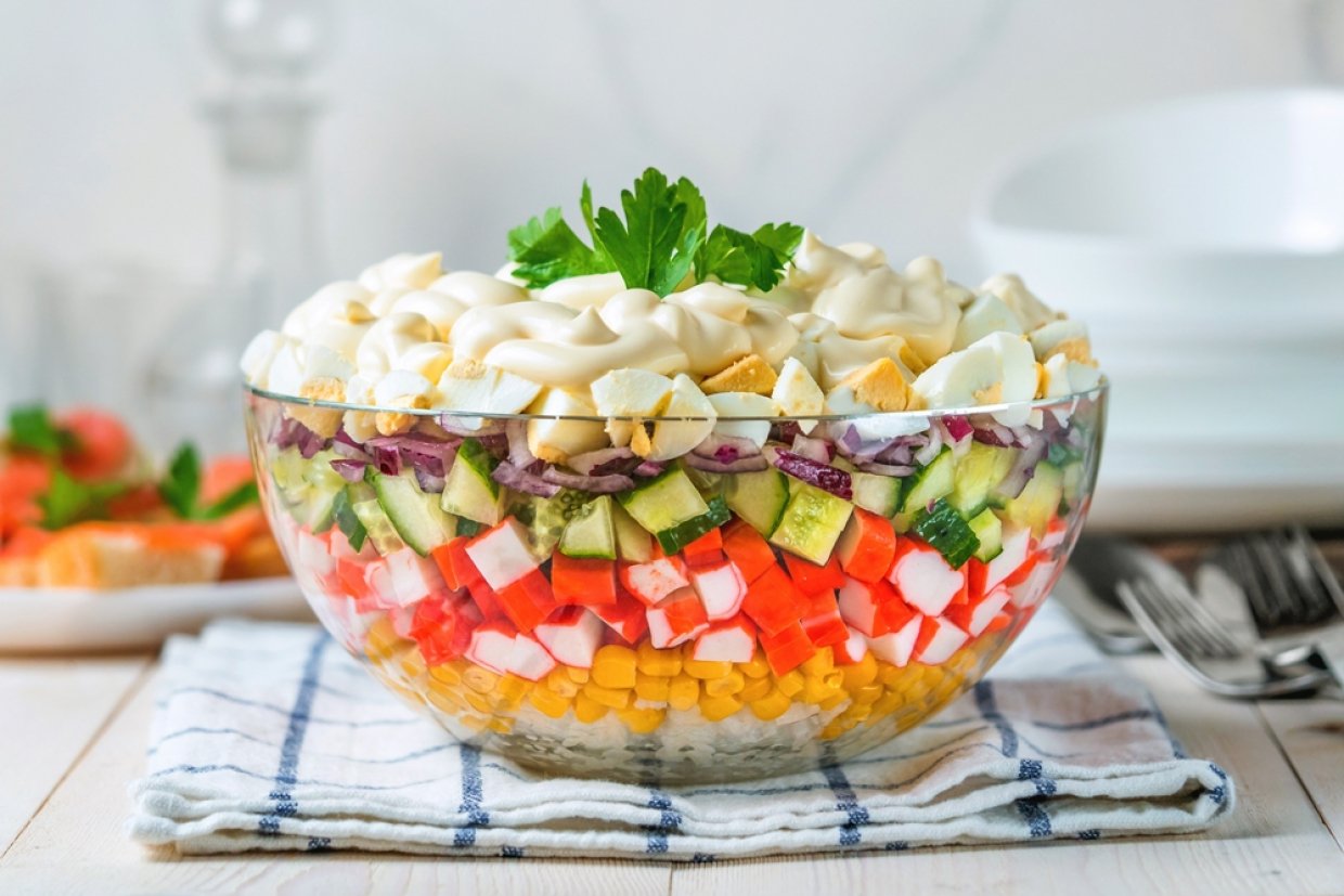 Листковий крабовий салат з рисом та кукурудзою.