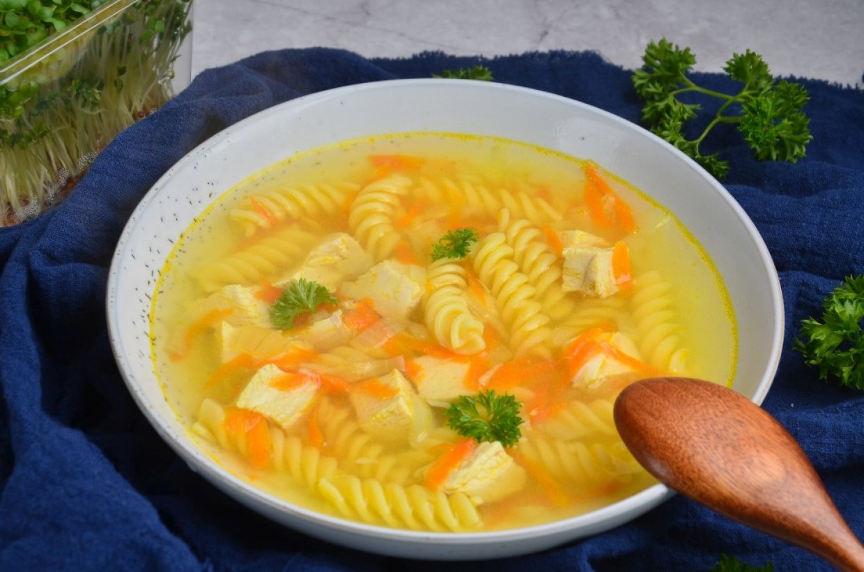 Легкий курячий бульйон із макаронами