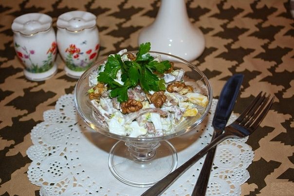 Салат із яловичого язика з яйцем, сиром і волоськими горіхами