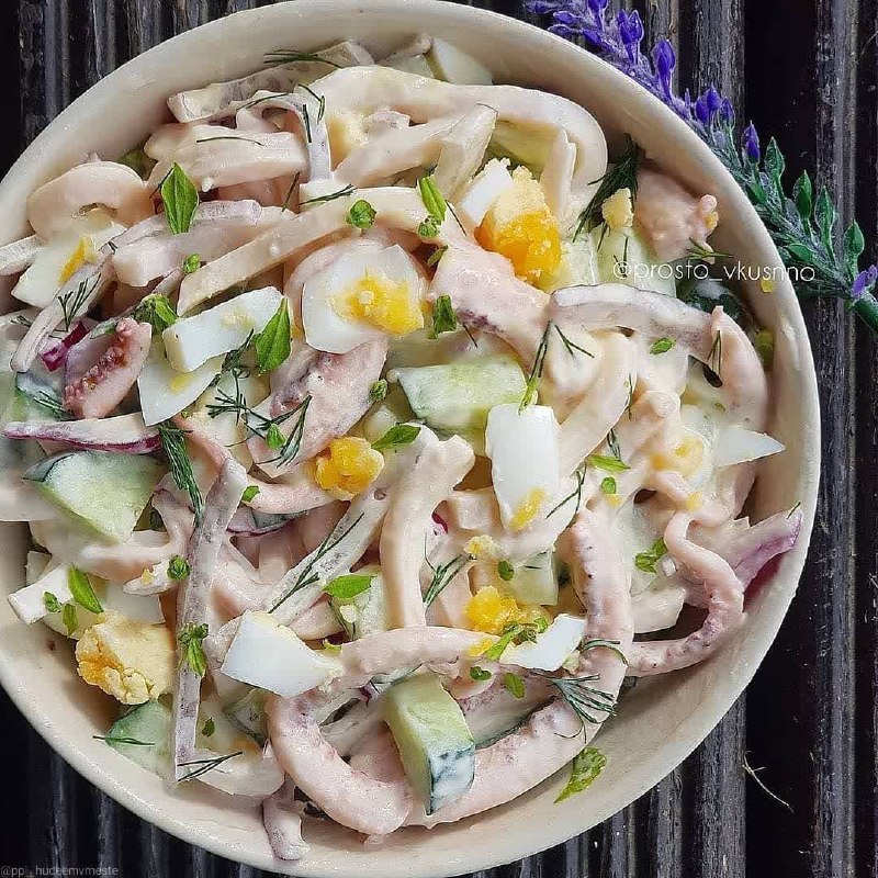 Салат с кальмаром