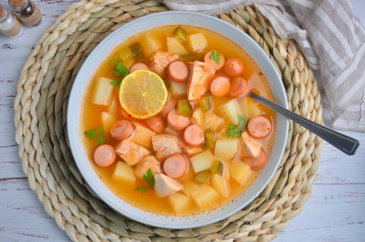 Домашня солянка з куркою та сосисками