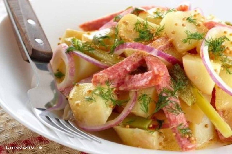 Картопляний салат із сосисками