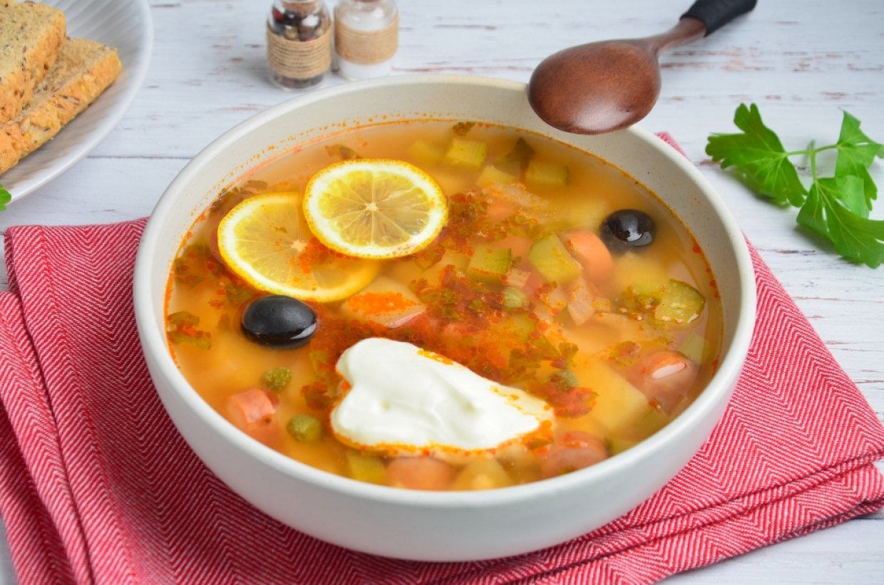 Солянка з сосисками та каперсами