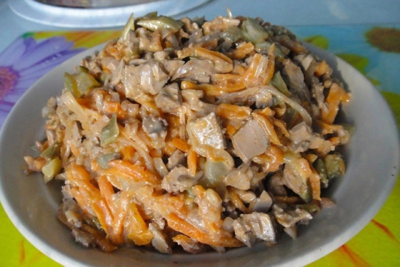 Салат із яловичої печінки з маринованими огірками, цибулею та морквою