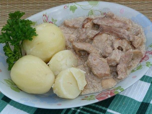 Свинина с грибами в сливках + картофель на пару