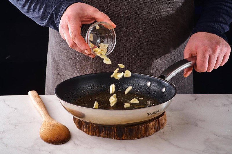 Куриное филе, запеченное с овощным соусом и сыром