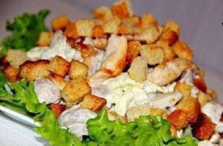 Салат з курячою грудкою та грибами